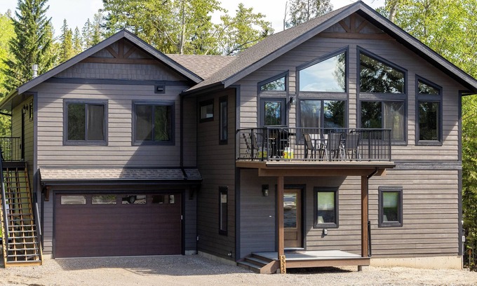 East Kootenay House | Ski In to your Private Hot Tub. Foosball
