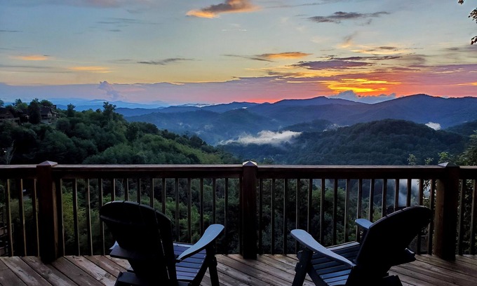 Wolf Laurel Cabin | Ski-In Views & Hot Tub⛷️ Black Bear Lodge + Biltmore Pass