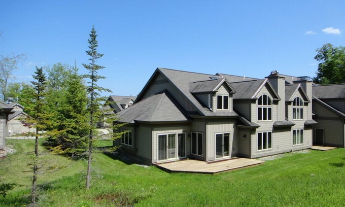 Ludlow House | Ski On/Off ~ Beautiful Corner Unit ~ Well-Equipped And Perfect For Families!