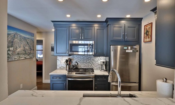 Ludlow House | Ski on/Ski off Kettlebrook Condo w/Modern Kitchen