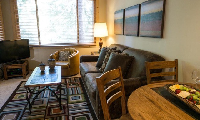 Truckee Hotel | Ski Trails 4113