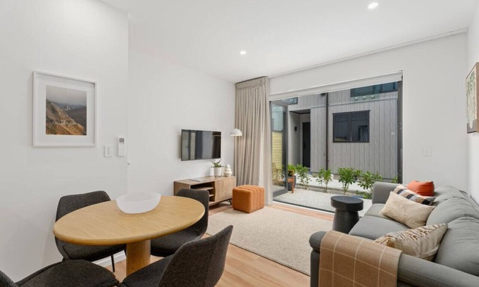 Arthur's Point House | Skippers Rest | Near Coronet & QT Central