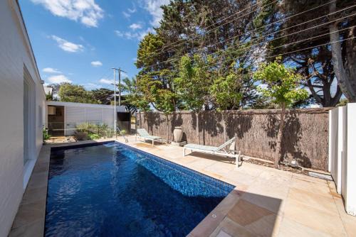 Portsea House | Skomer House Portsea with gas heated pool. Steps to beach and Portsea Pub