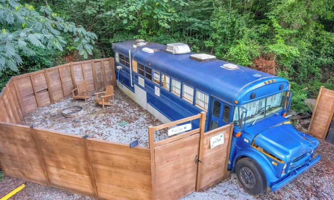 Greenville House | Skoolie on the River, Close to DT, Private Space