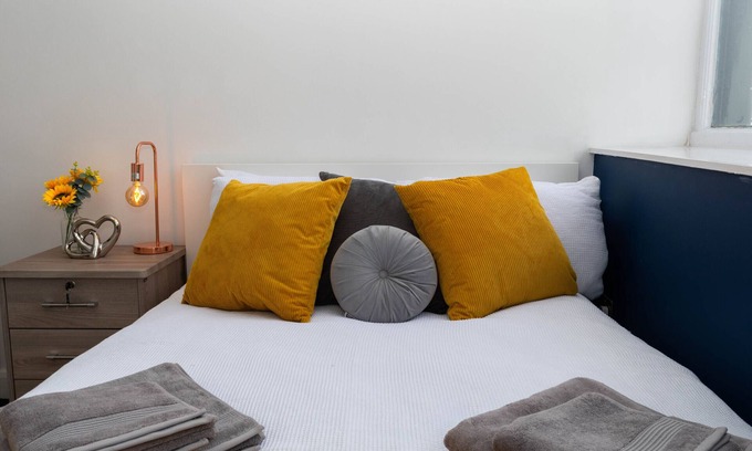 Bradford Apartment | Sky 1 Apartment with City View