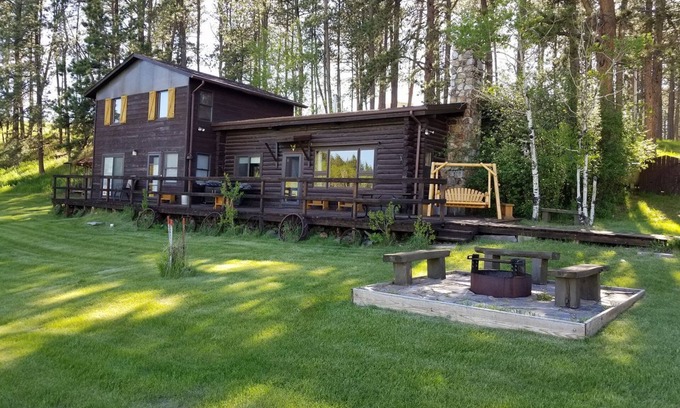 Custer Cabin | Sky View Log Cabin- Off the beaten trail yet close to all the main attractions!
