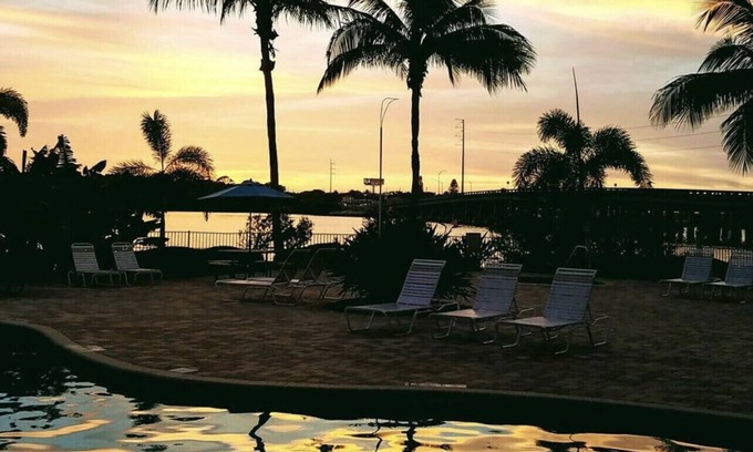 St. Petersburg - Clearwater Condo | Sky view of sunsets and TAMPA BAY !