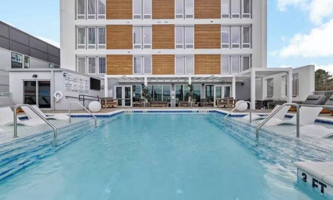 West End Apartment | SkyHigh Nashville/Rooftop Pool
