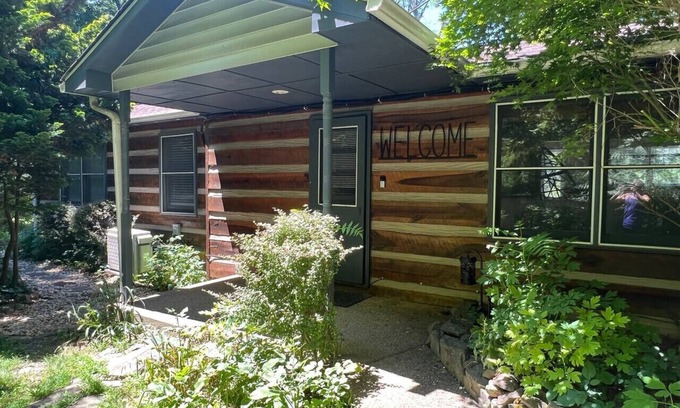Linden Apartment | Skyland Hideaway Relaxing Cabin w/Hot Tub, Deck, Grill, & Fire table