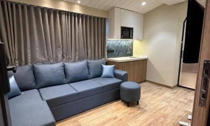 Khar Apartment | Skyline C : A Cozy Apartment