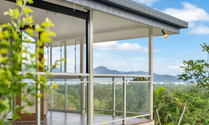 Edge Hill House | Skyline Cairns, 1BR Guesthouse - 10 mins to City