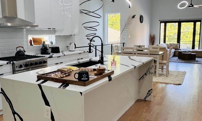 Old East Dallas House | Skyline Gem Dallas - 3BR Villa with Penthouse Loft