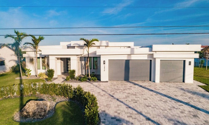Eight Lakes House | Skyline Paradise Charming 5-bedroom house with WiFi and AC in lovely Cape Coral