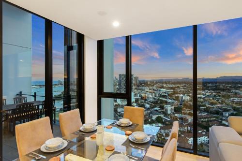Southport Apartment | Skyline Showdown - Views, Games & Vibes