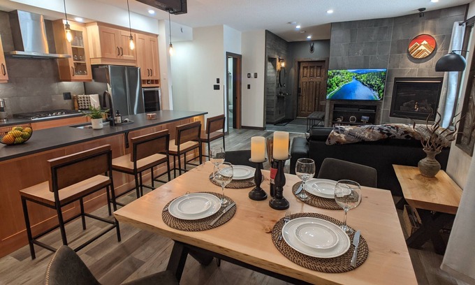 Valemount House | Skyline Suite 2 Bdrm King, Centrally Located in Valemount