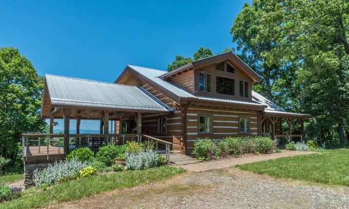 Weaverville Cabin | Skyline View Lodge | Log Cabin with Covered Deck & Sweeping Views