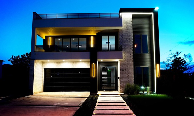 West Dallas House | SkyLuxe Five Modern 5BR/3.5BA Rooftop + Photo Studio with a Private Office