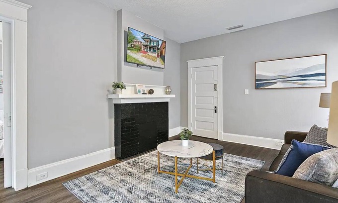 Springfield Apartment | Sleek 1-Bedroom Apartment on 10th Street