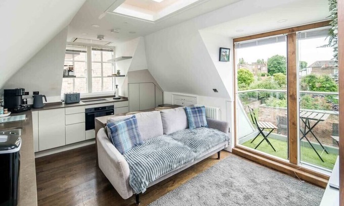 Ravenscourt Park Apartment | Sleek and Stylish 1BD Apt w/Balcony, Hammersmith