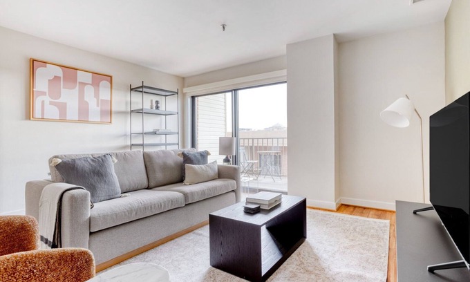 Court House Apartment | Sleek Clarendon 1BR W/D, Concierge & Gym, steps to WF, by Blueground