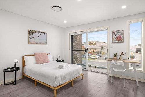 Revesby House | Sleek & Comfortable Ensuite Double Room at Revesby with Shared Kitchen