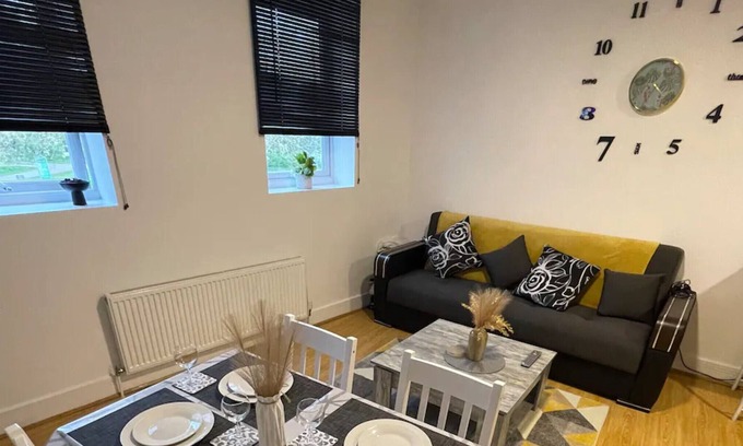 Tower Hamlets Apartment | Sleek & Cosy 1BD Flat - Mile End