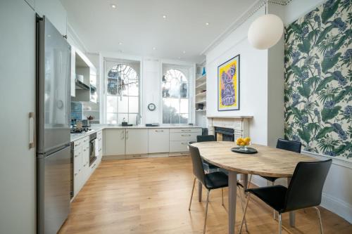 Angel Apartment | Sleek flat with communal courtyard