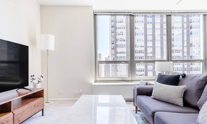 Lake View East Apartment | Sleek Lakeview Studio w/ Rooftop Pool, near Wrigley Field, by Blueground