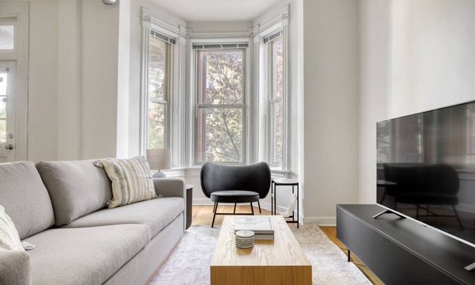 Park West Apartment | Sleek Lincoln Park 3BR, near L and Lincoln Park, by Blueground