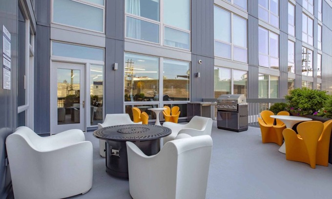 Logan Square Apartment | Sleek Logan Square Studio w/Roof Deck & Gym, 1 block to L, by Blueground