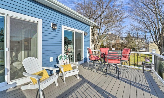 Ludington House | Sleek Ludington Haven Less Than 1 Mi to Lake Michigan