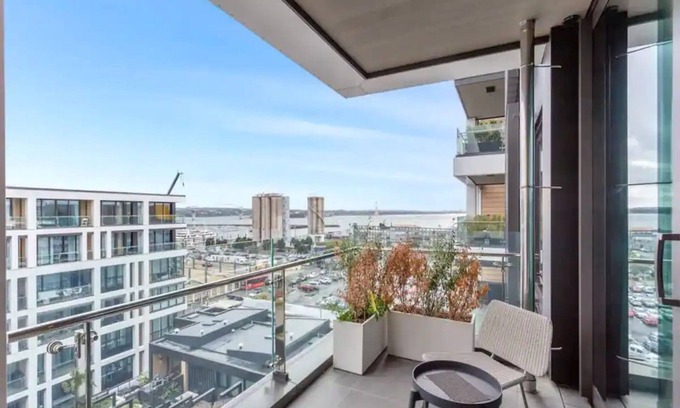 Auckland Central Business District House | Sleek Modern Studio with Balcony by Zodiak Stays