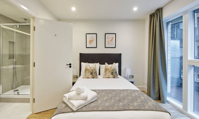 Burnt Oak Apartment | Sleek & Modern two-bedroom flat with terrace