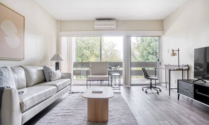 Palo Alto Apartment | Sleek Palo Alto 1BR w/Gym & Pool, 10 mins to FB & Google, by Blueground