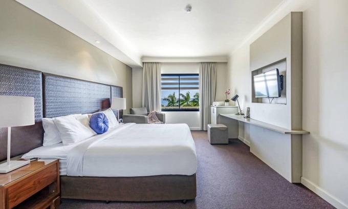 Darwin City Centre Apartment | Sleek Seaside Living Exceptional Esplanade Locale