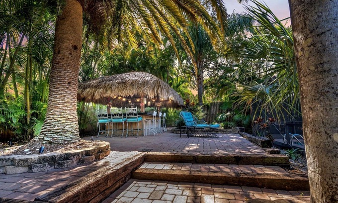 Largo House | SLEEP 16, Heated Pool, Tiki, 5 min to Beach, Kayak
