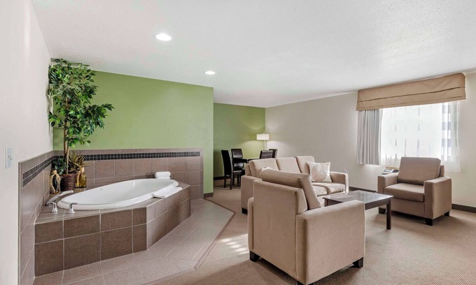 Charles City Hotel | Sleep Inn & Suites Charles City