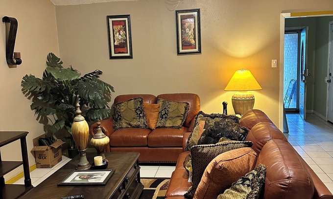 Kenner - Louis Armstrong International Airport House | Sleep N Stay inn. Saint Rose, La. 3 mins to airport. 15 mins , metro New Orleans
