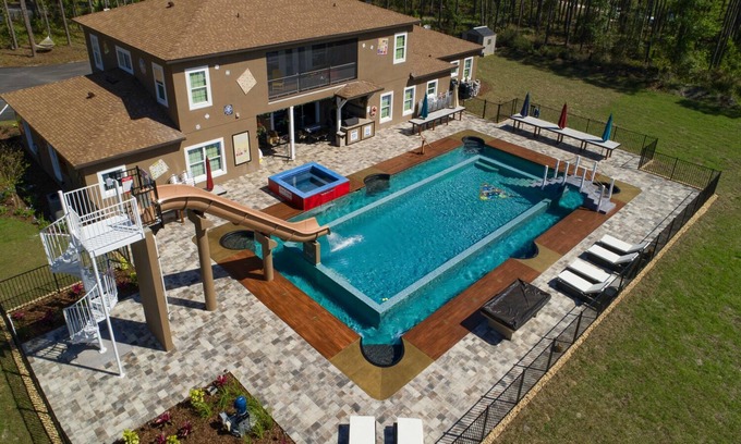 Groveland House | Sleep Up To 54 At The Great Escape Parkside - 15 BR Game Themed Mansion!