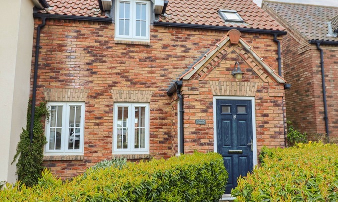 Filey Cottage | SLEEPER COTTAGE, pet friendly, with pool in Filey