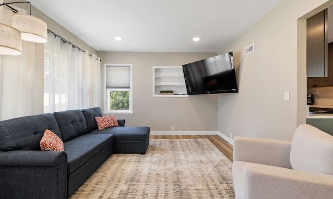 Sturgis House | Sleeps 10, Available Garage!