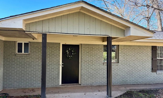 Monroe House | Sleeps 10. Bayou Front Home close to ULM, Sports Complexes, Airport and I-20.