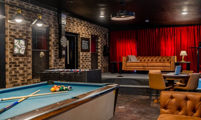 Odessa House | Sleeps 10 | Karaoke Bar+Poker Table | Game Lounge