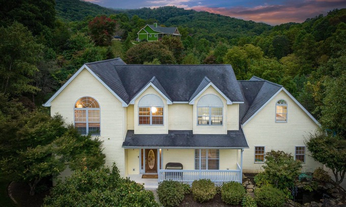 Candler House | Sleeps 12 ~ Pool~Sauna~Gazebo~Hot Tub, 18 Minute to Downtown Asheville!