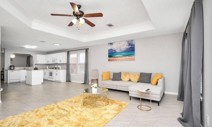 Katy House | Sleeps 12 - Spacious 4 bedroom in Central Katy W/Backyard