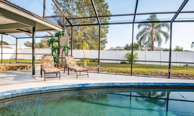 Whitfield House | Sleeps 12! Spacious Retreat in Sarasota, Close to Beaches and Downtown