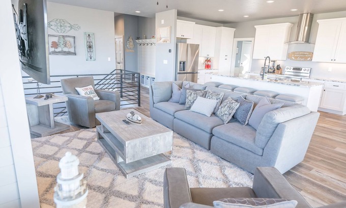 Sweetwater House | Sleeps 14 guests. Parking for up to 6 vehicles, 5 bedrooms, and 5 full baths. Private hot tub! Ap.