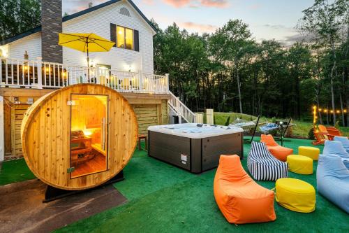 Long Pond House | Sleeps 14 Hot Tub Sauna Game Room Fire Pit