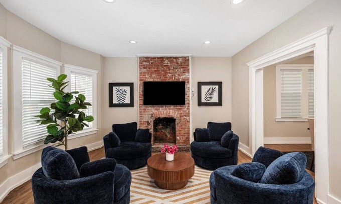 Detroit House | Sleeps 16 - 1st Flr Bdrm - 9 Beds - 10 Mins to DT