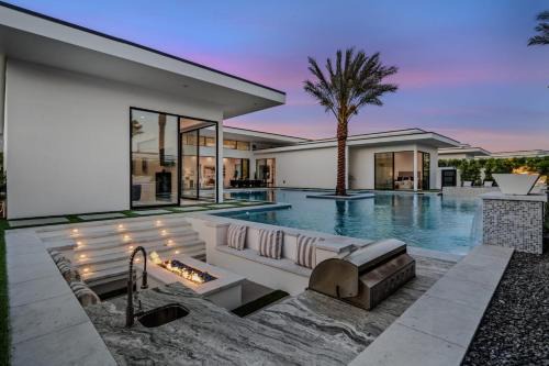 Indio Villa | Sleeps 17 6BR Retreat w Pool Hot Tub Pickleball Bravo Villa 3 by AvantStay